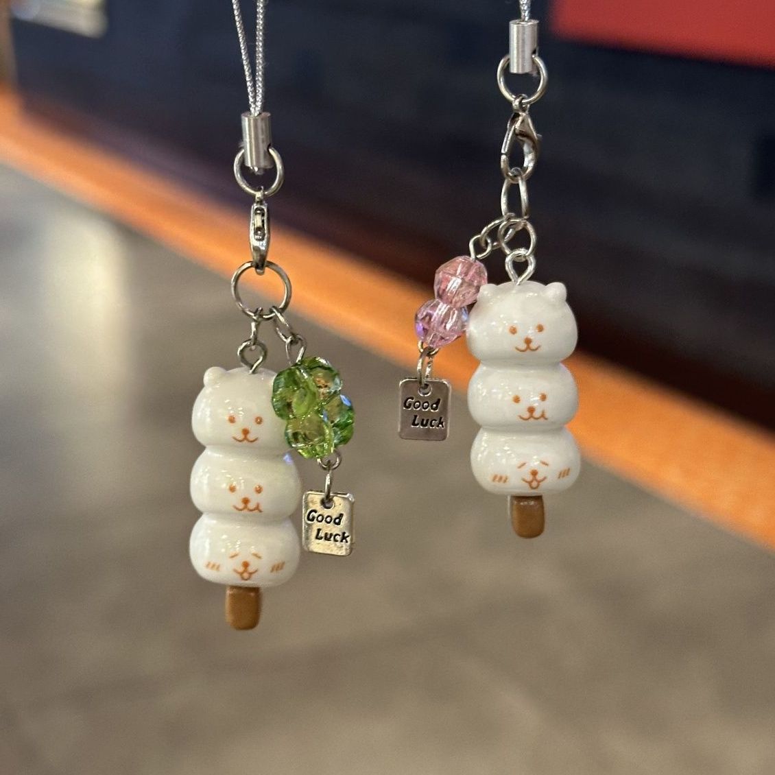 Joke Bear Lucky Leaf Phone Cha - Resin Art Alphabet recension och pris