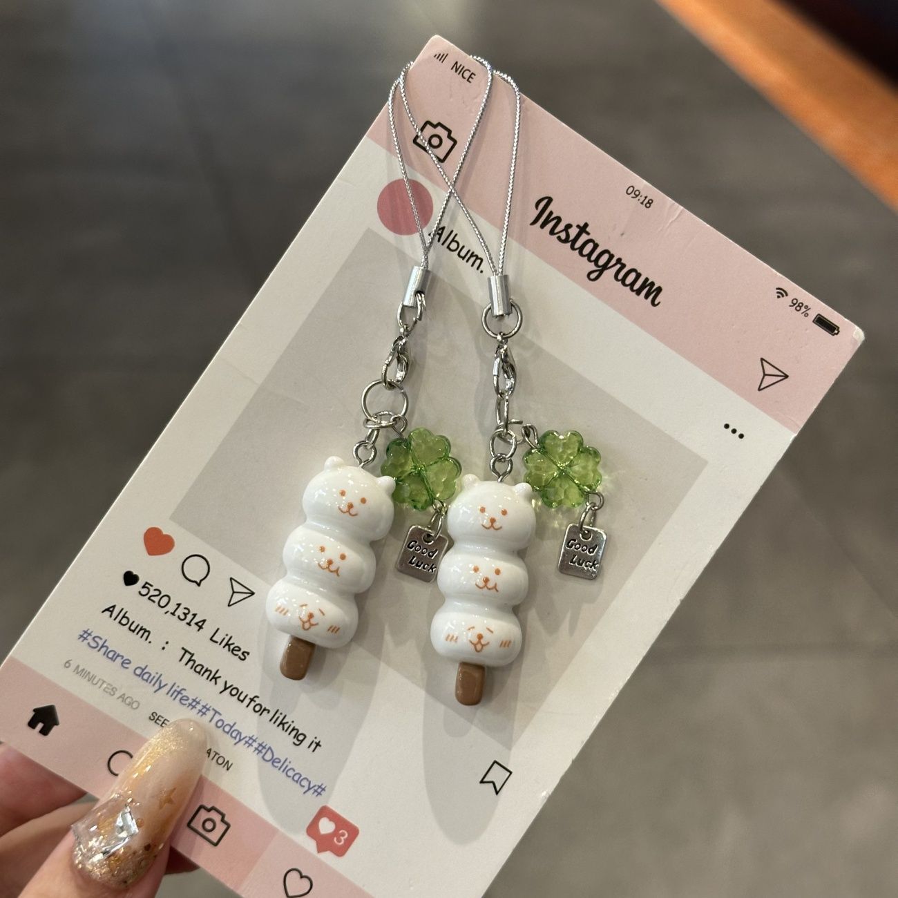 Joke Bear Lucky Leaf Phone Cha - Resin Art Alphabet recension och pris